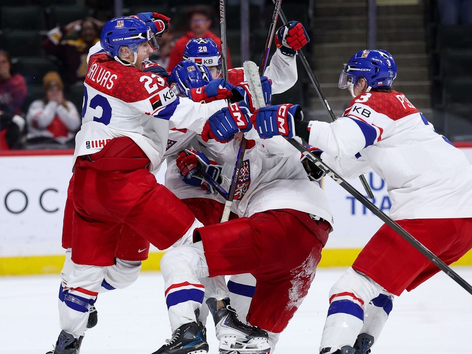 Český hokejista Tomáš Poletín oslavuje so spoluhráčmi gól na 5:4.