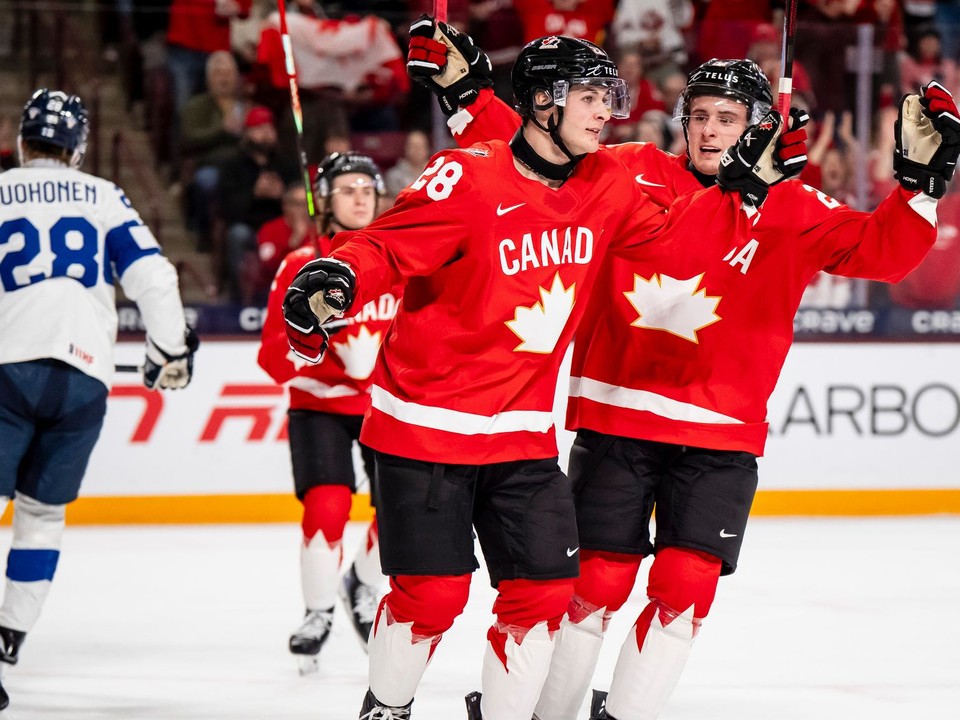 Hokejisti Kanady oslavujú gól.