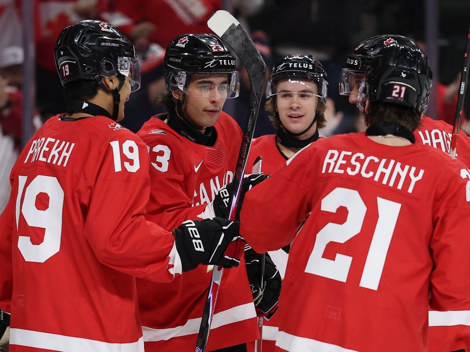 Kanaďan Sam O'Reilly (druhý zľava) oslavuje gól so spoluhráčmi v zápase o bronz.