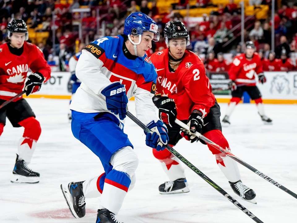 Slovenský hokejista Alex Mišiak (14) a hráči Kanady Kashawn Aitcheson (2) an Ben Danford (14) vo štvrťfinálovom zápase Kanada - Slovensko.