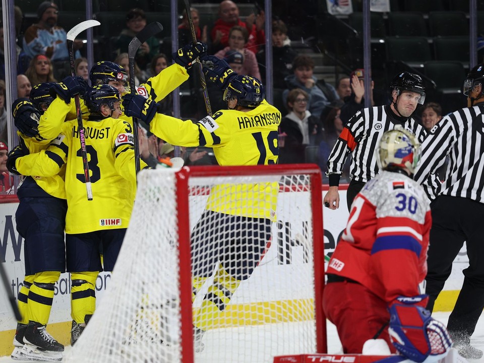 Hokejisti Švédska oslavujú gól do siete Česka vo finále MS U20 2026.