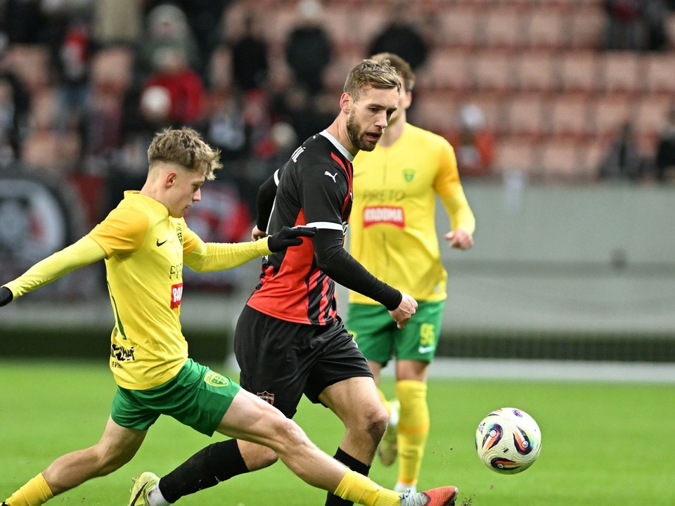 Na snímke vpravo hráč Trnavy Miloš Kratochvíl a hráč Žiliny Timotej Hranica.