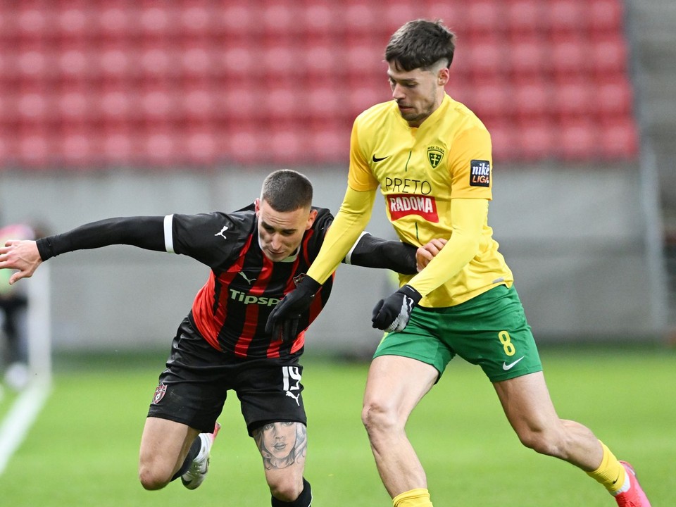 Vľavo hráč Trnavy Timotej Kudlička a hráč Žiliny Rego Szantho