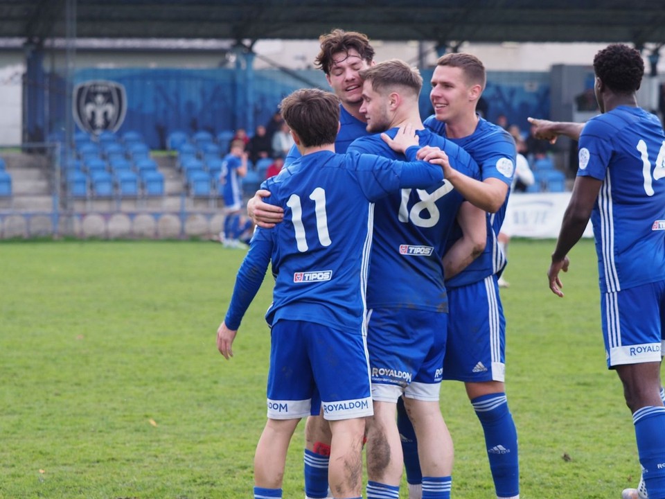 V Beluši (1:1) bol autorom otváracieho gólu Peter Vavruš (18), ktorý prišiel do Častkoviec za bratom Damiánom Vavrušom.