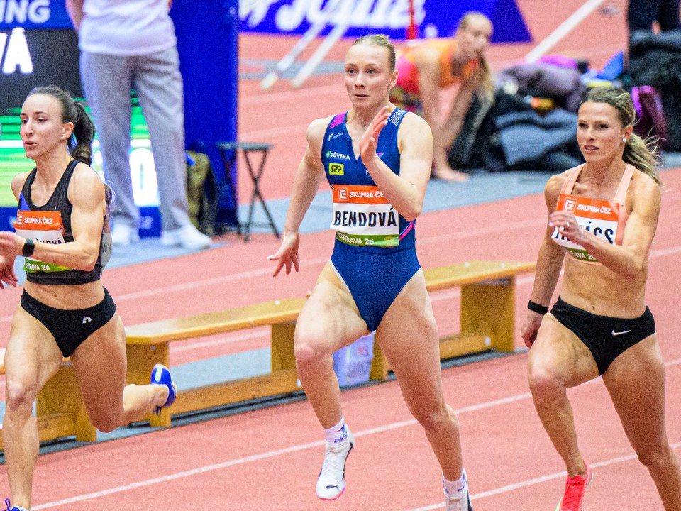 Na snímke v strede slovenská reprezentantka Ema Bendová.