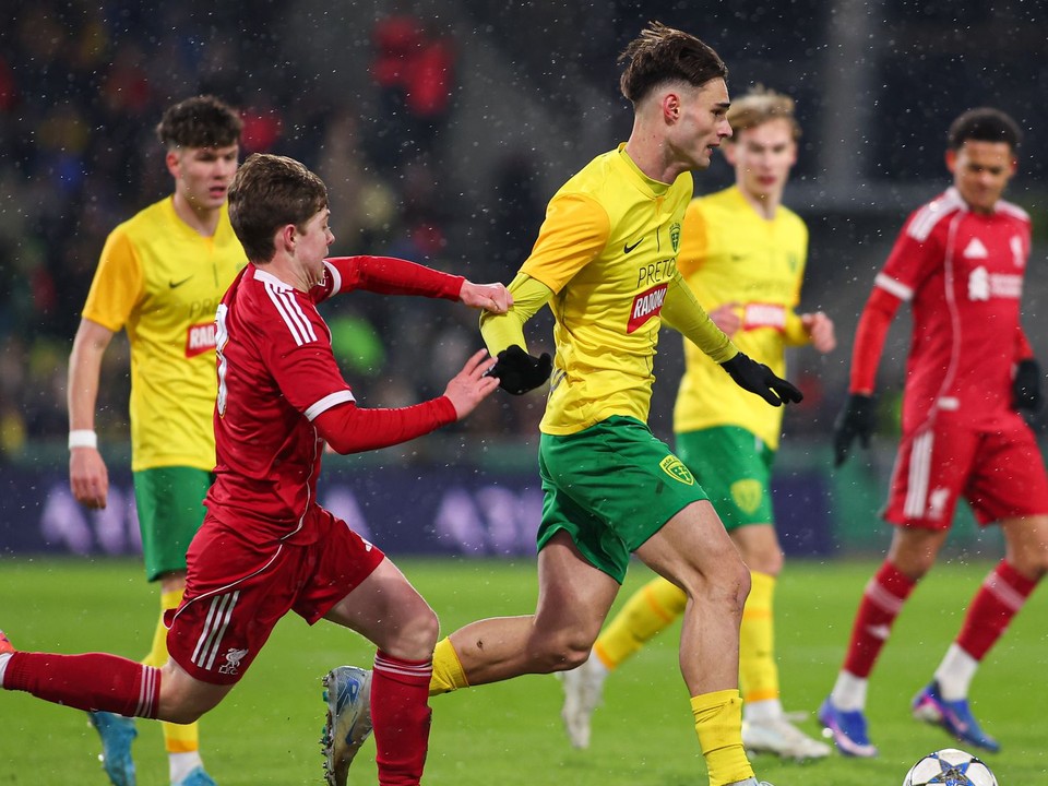 Na snímke v popredí sprava František Kóša (Žilina) a Joseph Upton (Liverpool) bojujú o loptu.