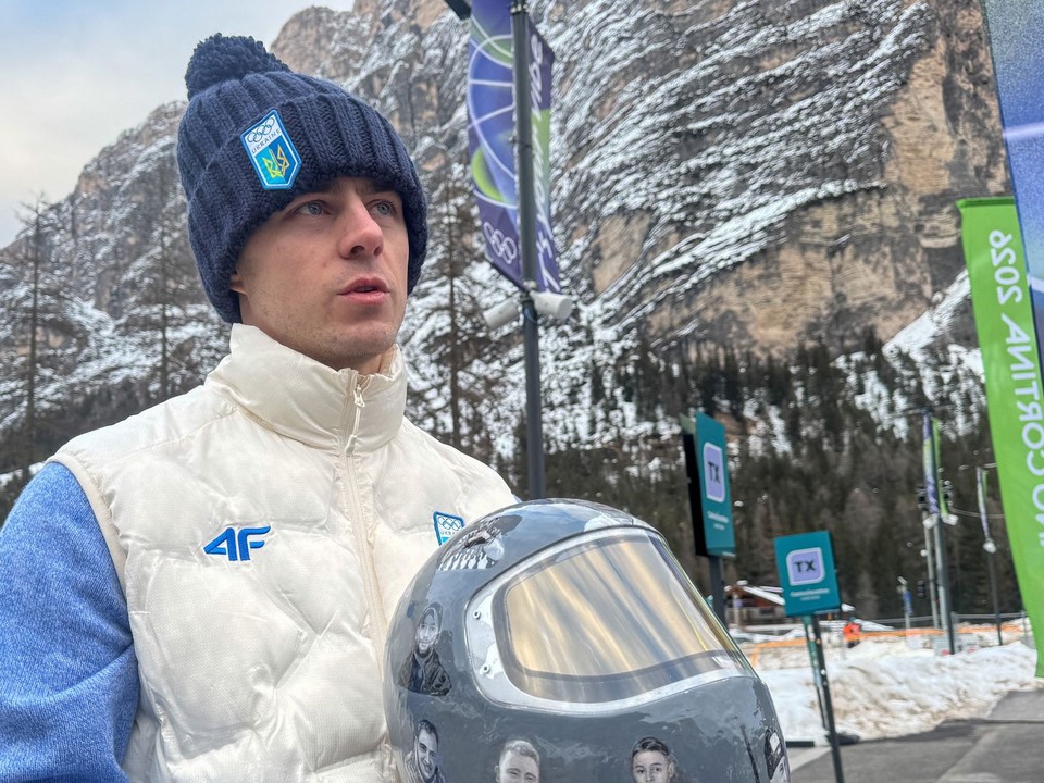 Vladyslav Heraskevyč so svojou helmou počas ZOH 2026.