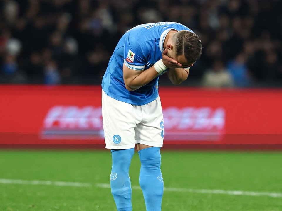 Stanislav Lobotka sa chytá za hlavu po tom, ako nedal proti Como penaltu.