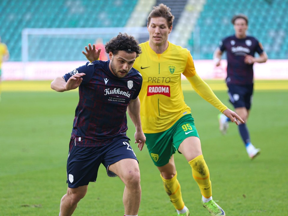 V popredí sprava Marko Roginič (Žilina) a Tsotne Kapanadze (Dunajská Streda)