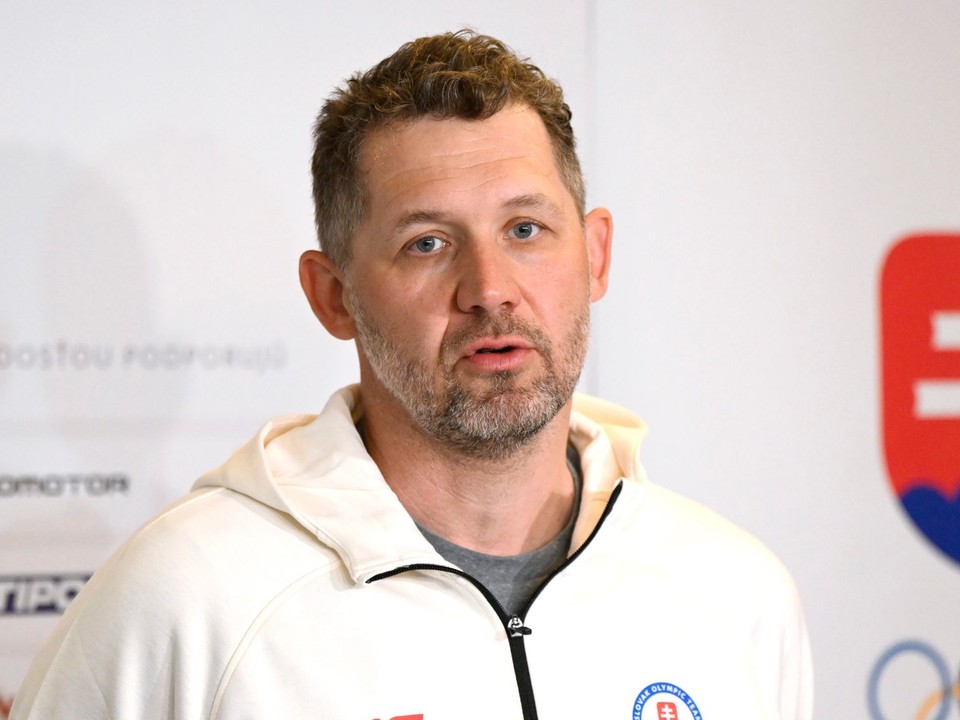 Tréner brankárov Ján Lašák reaguje počas tlačovej konferencie na zraze slovenskej hokejovej reprezentácie.