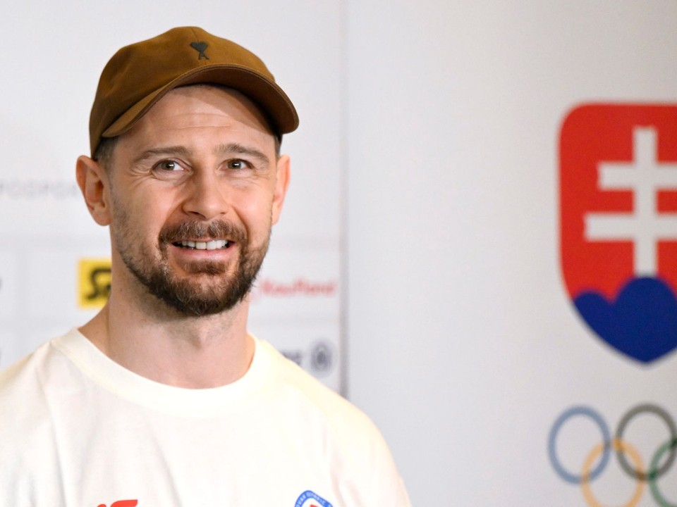 Tomáš Tatar sa usmieva počas tlačovej konferencie na zraze slovenskej hokejovej reprezentácie pred ZOH 2026. 