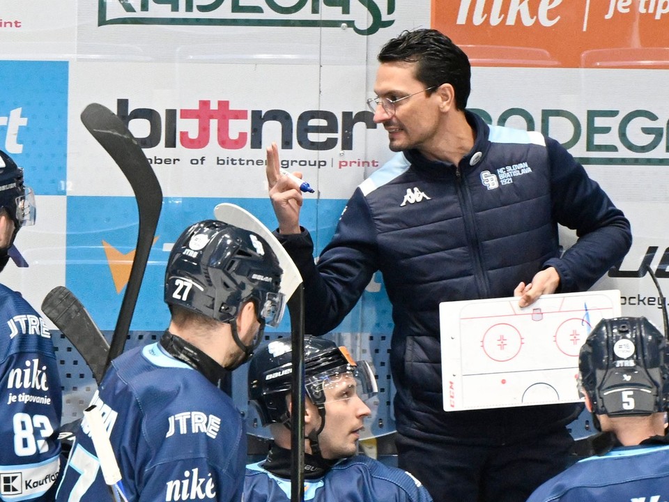 Na snímke v pozadí tréner Slovana Brad Tapper rozdáva pokyny svojim zverencom.