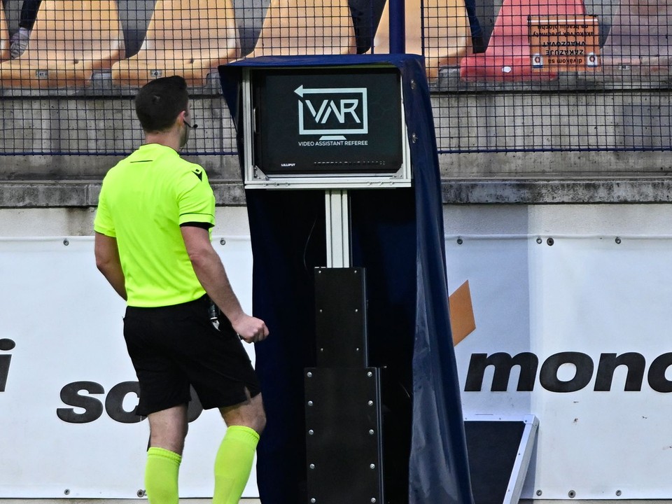 rozhodca prezerá VAR