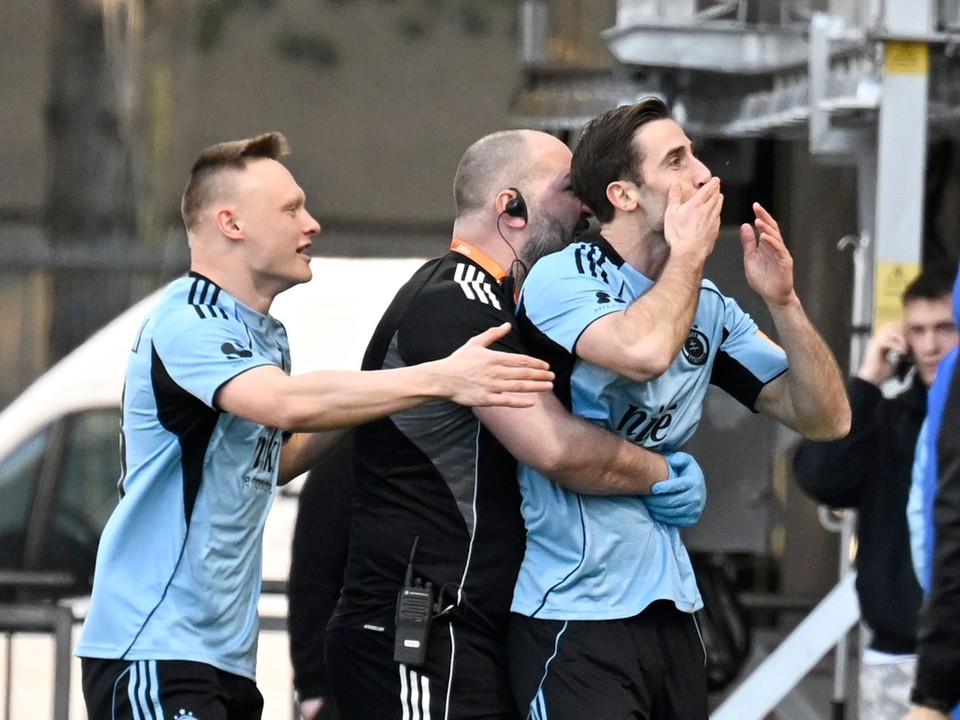 Na snímke vpravo strelec gólu Andraž Šporar (Slovan) a vľavo Nino Marcelli (Slovan) sa radujú.