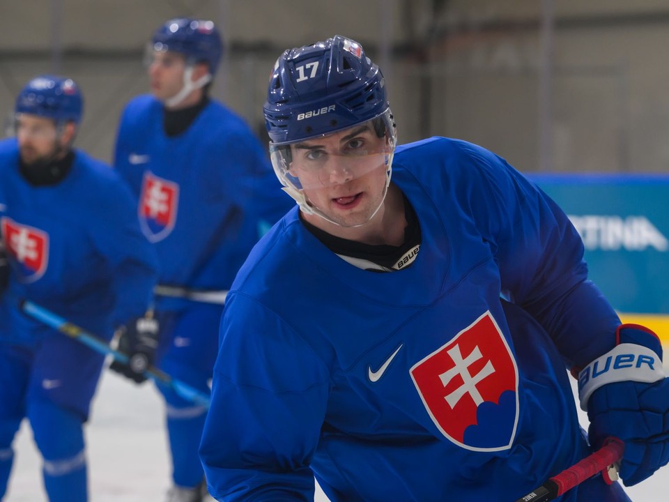 Šimon Nemec počas tréningu slovenskej hokejovej reprezentácie na zimných olympijských hrách v Miláne.