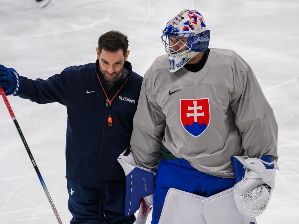 Asistent trénera Todd Woodcroft a Samuel Hlavaj na tréningu Slovenska. 