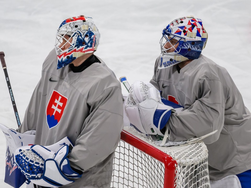 Na snímke zľava Adam Gajan a Samuel Hlavaj počas tréningu slovenskej hokejovej reprezentácie.