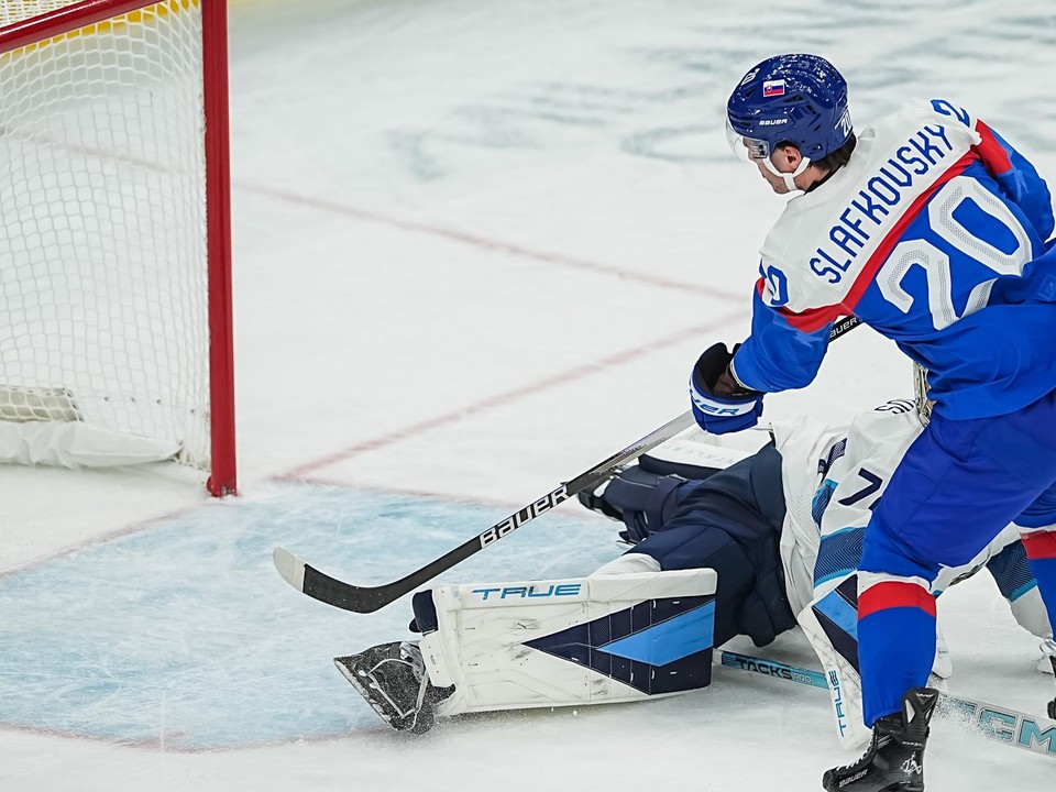 Juraj Slafkovský strieľa gól do siete Fínska na ZOH 2026.