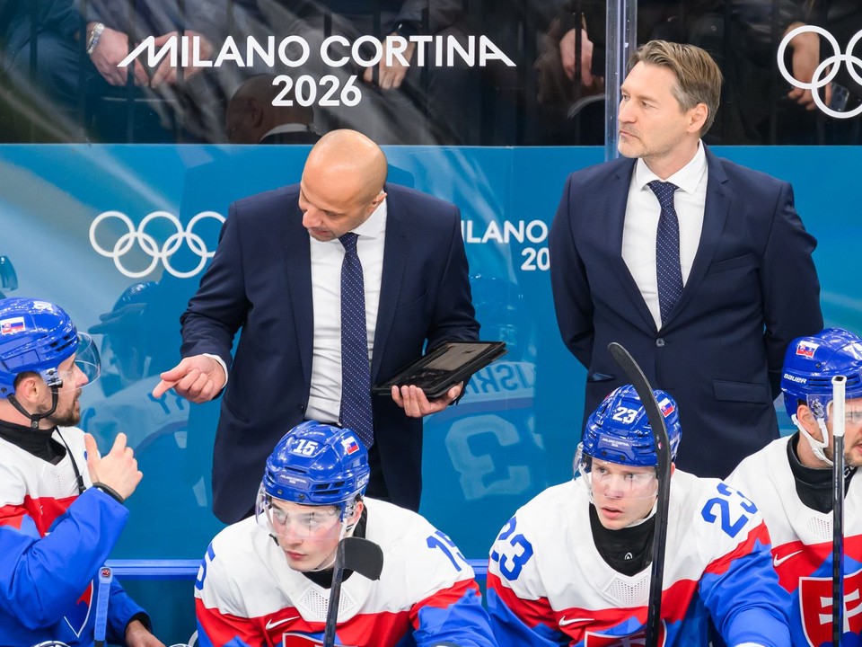 Tomáš Tatar, Dalibor Dvorský, Adam Liška, Libor Hudáček a v pozadí sprava hlavný tréner Vladimír Országh a jeho asistent Ján Pardavý.