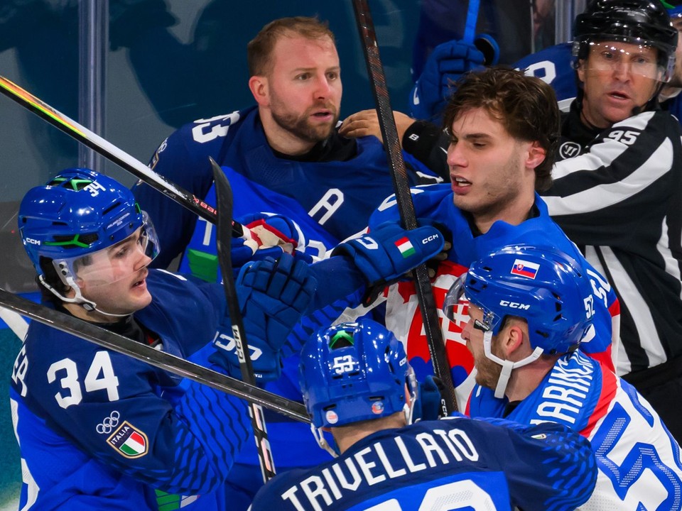 Šarvátka hráčov v zápase Slovensko - Taliansko na hokejovom turnaji na ZOH 2026.