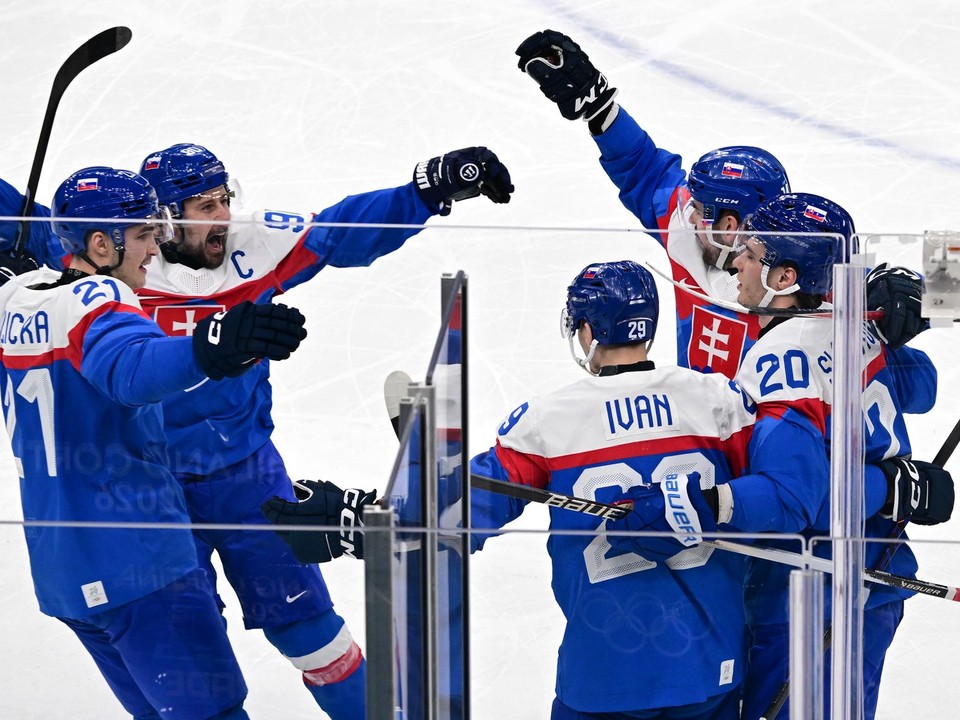 Tomáš Tatar (vľavo), Michal Ivan (uprostred), Adam Ružička (druhý zľava) sa tešia z úvodného gólu, ktorý  strelil Juraj Slafkovský (druhý sprava) počas zápasu základnej B-skupiny Slovensko - Fínsko.