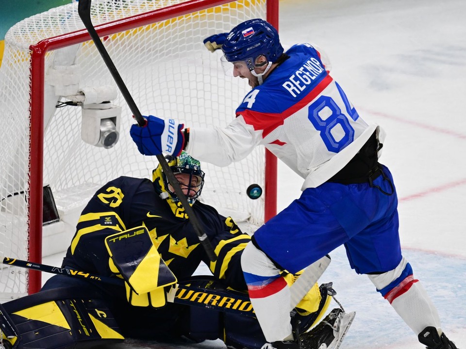 Hokejisti Slovenska strieľajú gól Švédsku na ZOH 2026.