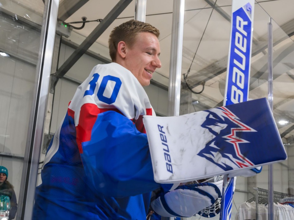 Brankár Adam Gajan reaguje na tréningu slovenskej hokejovej reprezentácie na zimných olympijských hrách v Miláne.