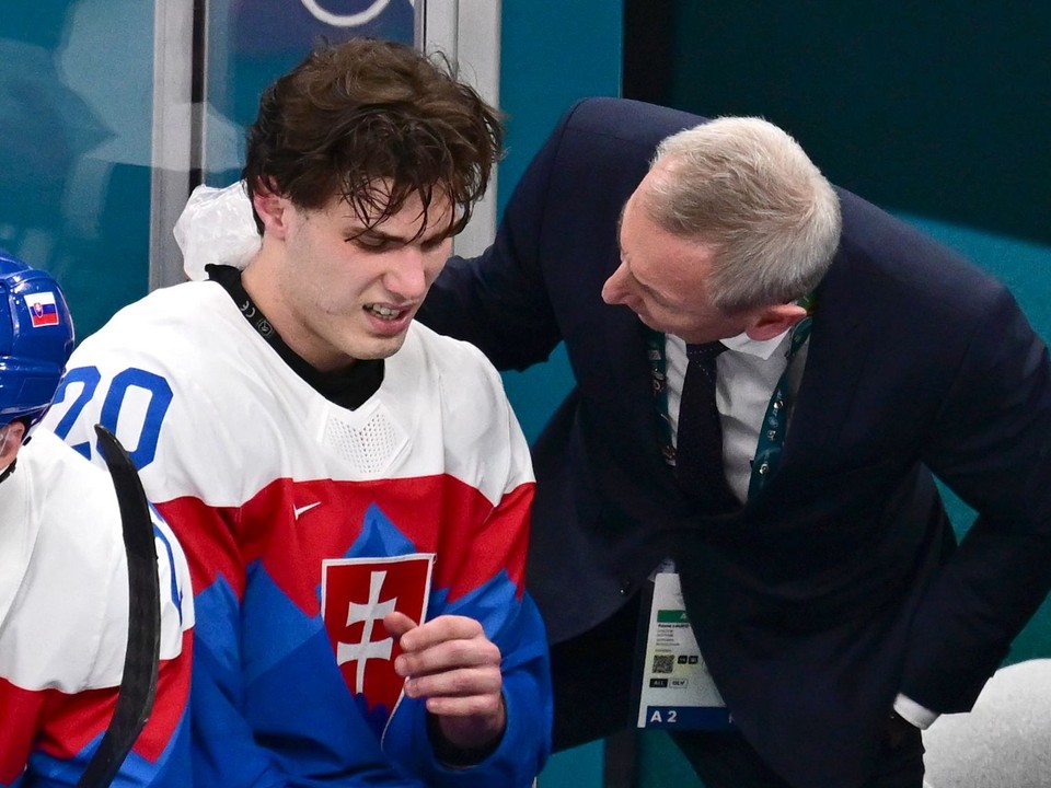 Juraj Slafkovský v opatere lekára počas zápasu s Nemeckom vo štvrťfinále ZOH 2026 v Miláne.