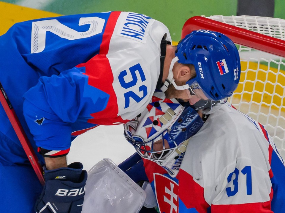 Na snímke slovenskí hokejisti zľava Martin Marinčin a brankár Samuel Hlavaj reagujú po prehre 1:6 v zápase o 3. miesto Slovensko - Fínsko.