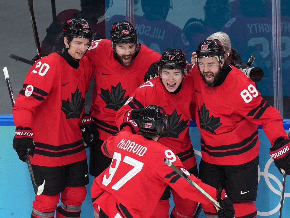Macklin Celebrini (17) oslavuje so spoluhráčmi gól proti Češku v zápase štvrťfinále. 