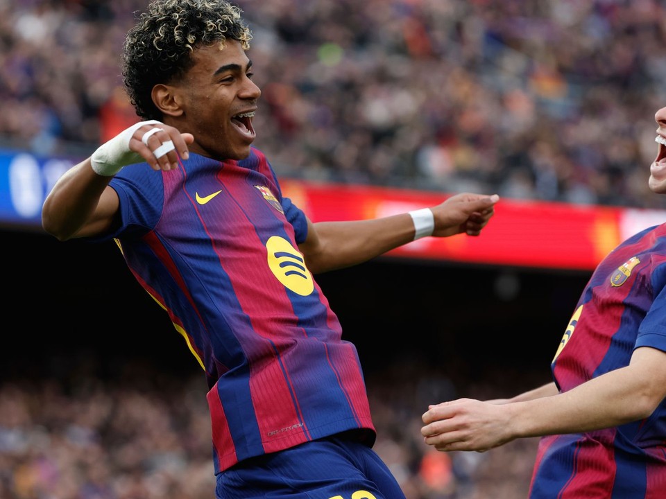 Lamine Yamal (vľavo) oslavuje strelenie gólu.