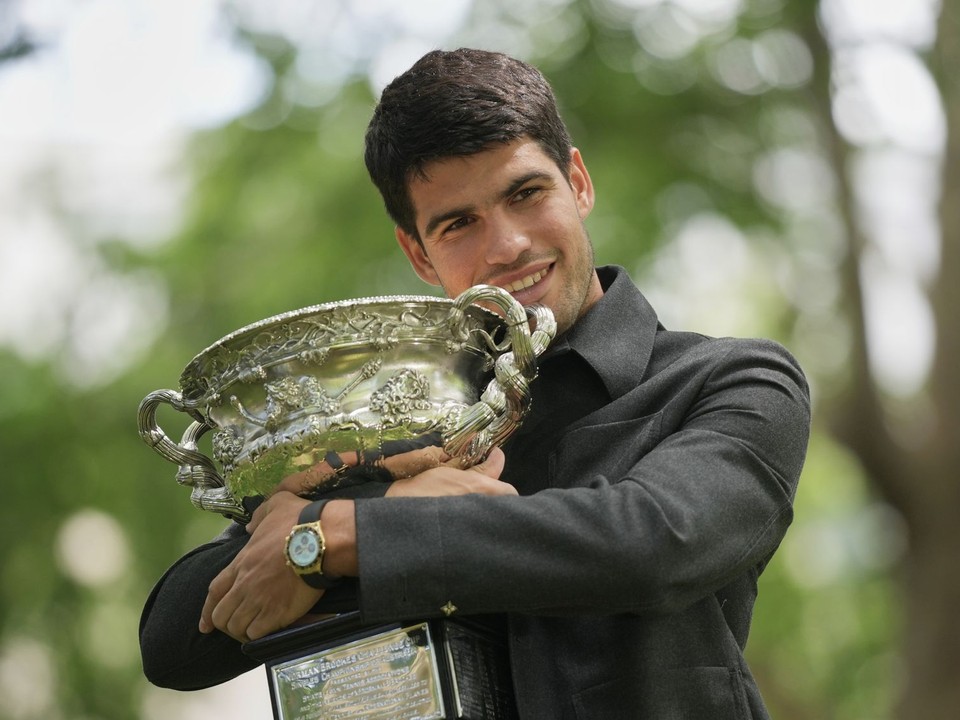 Španielsky tenista Carlos Alcaraz pózuje s trofejou po jeho nedeľnej výhre nad Srbom Novakom Djokovičom.