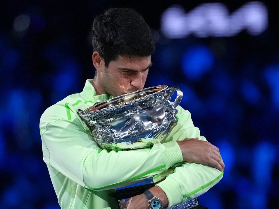 Španielsky tenista Carlos Alcaraz pózuje s trofejou po jeho výhre nad Srbom Novakom Djokovičom vo finále Australian Open.