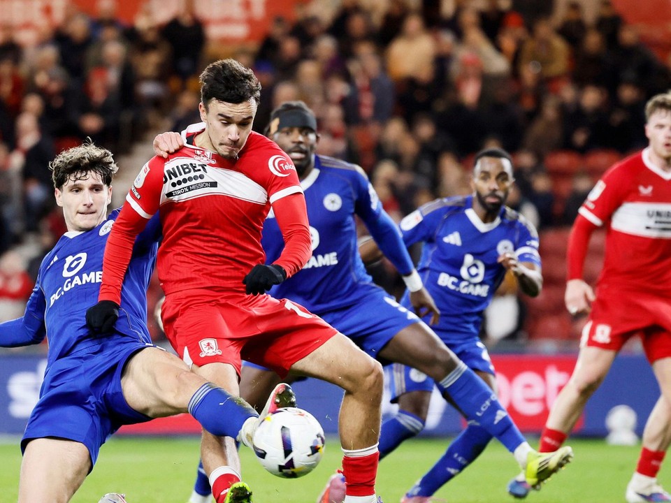 Ben Nelson z Leicester City (vľavo) bráni, zatiaľ čo David Strelec strieľa na bránu.