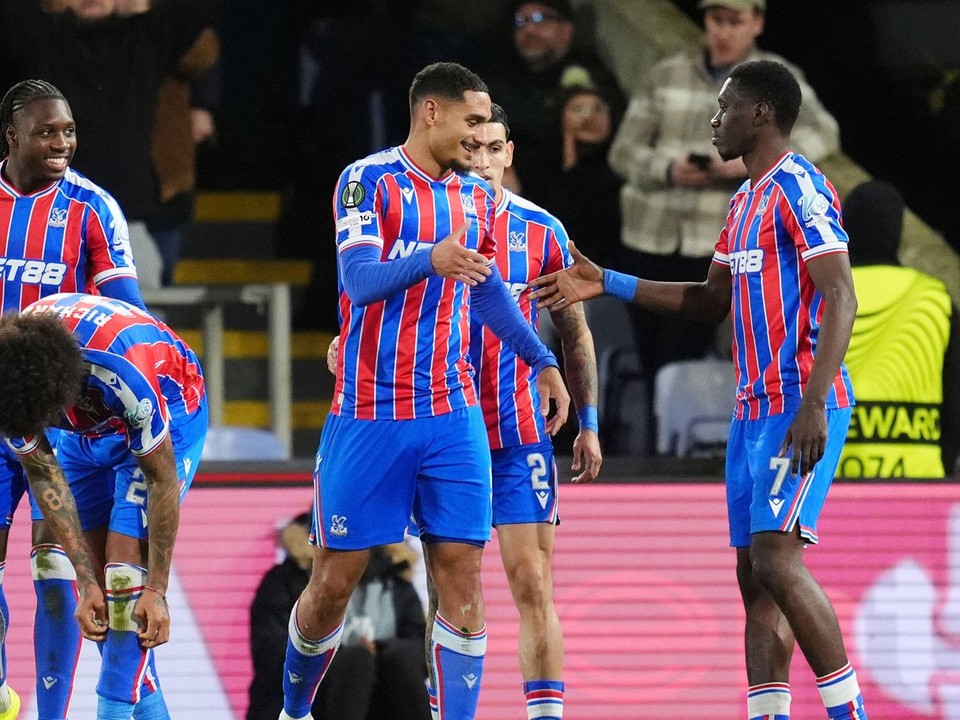 Hráči Crystal Palace oslavujú gól v sieti Mostaru.