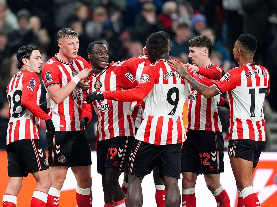 Na snímke hráč Sunderlandu Habib Diarra (uprostred) sa raduje so spoluhráčmi po strelení gólu v zápase 24. kola anglickej Premier League AFC Sunderland - Burnley FC.