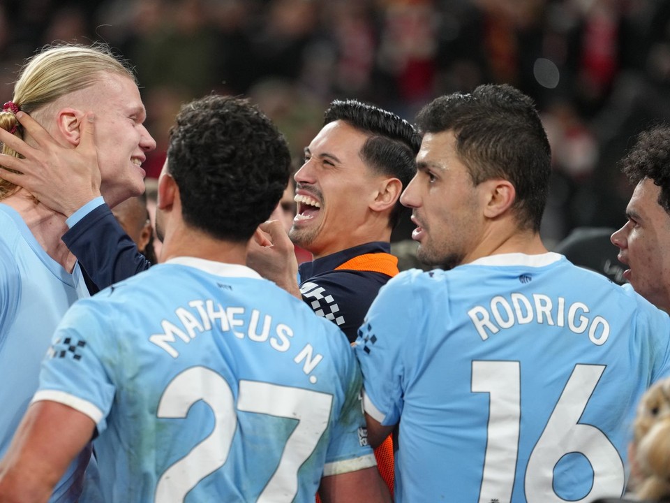Futbalista Manchestru City Erling Haaland (druhý zľava) sa teší so spoluhráčmi z víťazného gólu, ktorý strelil z pokutového kopu v nadstavenom čase v šlágri 25. kol anglickej Premier League FC Liverpool - Manchester City.
