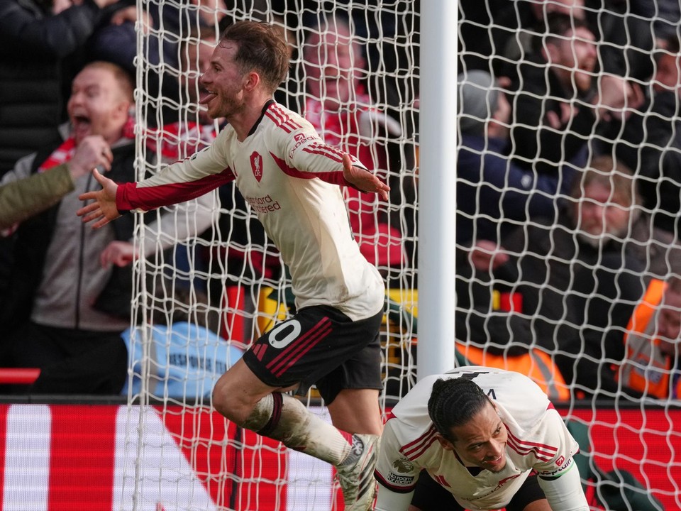 Alexis Mac Allister (vľavo) oslavuje gól.