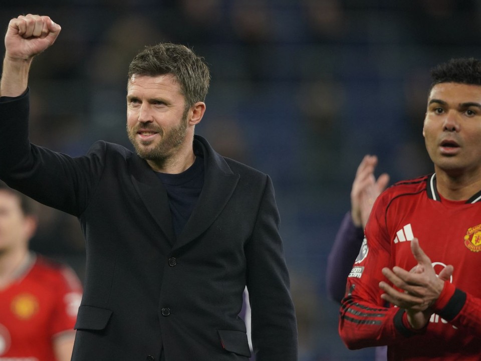 Na snímke tréner Manchesteru Michael Carrick a hráč Manchesteru United Casemiro sa radujú po zápase 27. kola anglickej Premier League FC Everton - Manchester United.