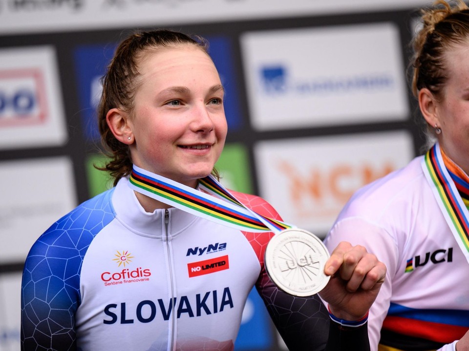 Viktória Chladoňová pózuje so striebornou medailou z pretekov U23 na MS v cyklokrose 2026.