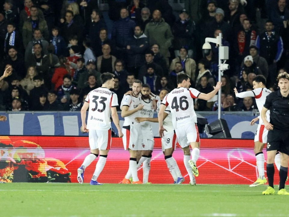 Hráči AC Miláno sa tešia po góle počas zápasu 25. kola talianskej Serie A.