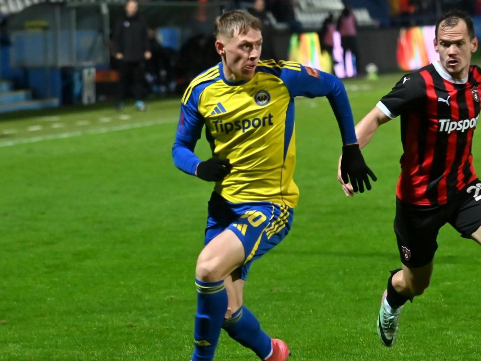 Zľava Hugo Ahl (Michalovce) a Martin Mikovič (Trnava)