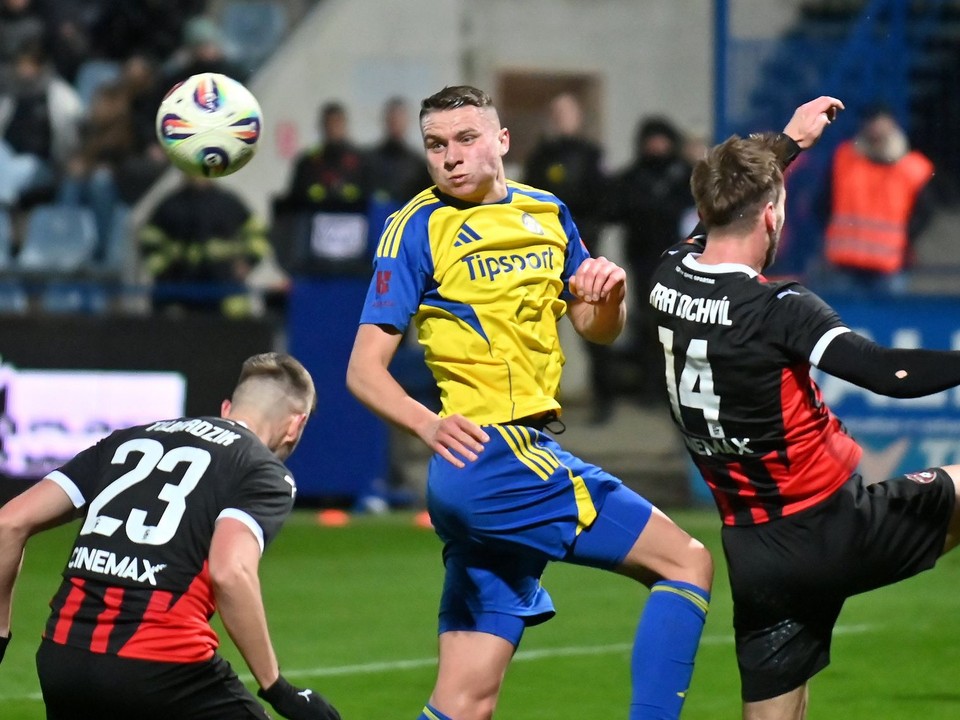 Tomasz Walczak (Michalovce) a zľava Filip Twardzik a Miloš Kratochvíl (obaja Trnava) bojujú o loptu v zápase 19. kola futbalovej Niké ligy.