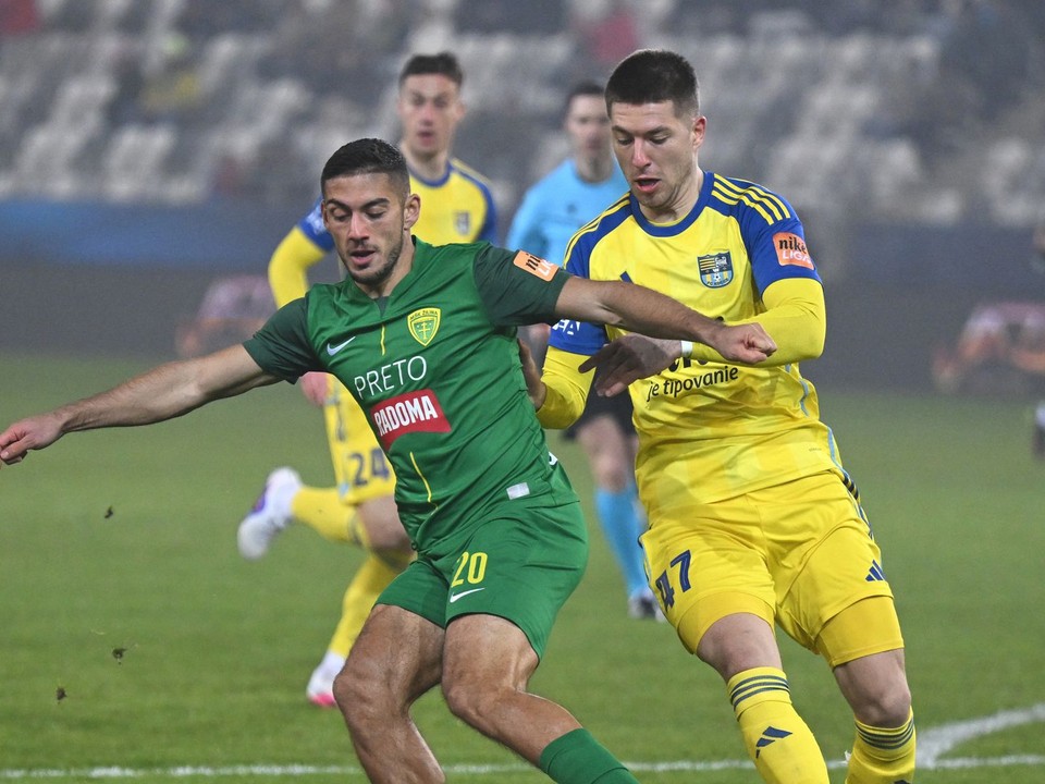 Na snímke vpravo Leonardo Lukačevič (Košice) a Krisztián Bari (Žilina).