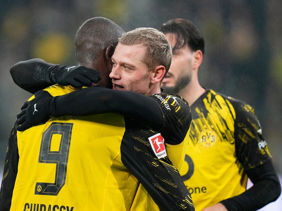 Serhou Guirassy sa teší z gólu so spoluhráčmi.