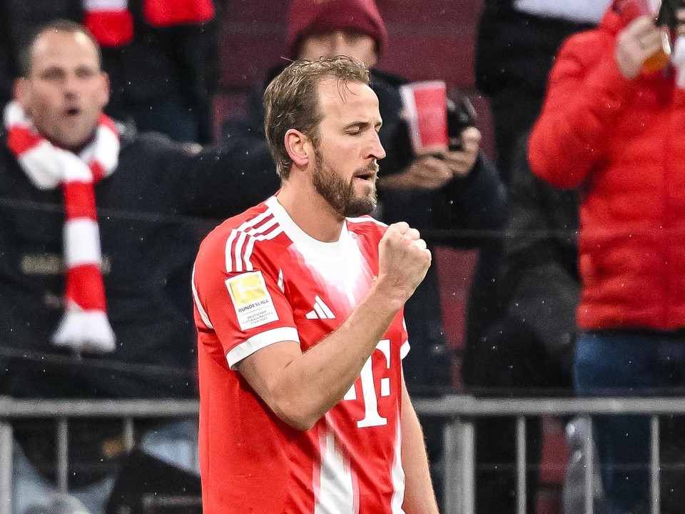 Harry Kane z Bayernu Mníchov oslavuje gól v zápase 23. kola nemeckej Bundesligy.