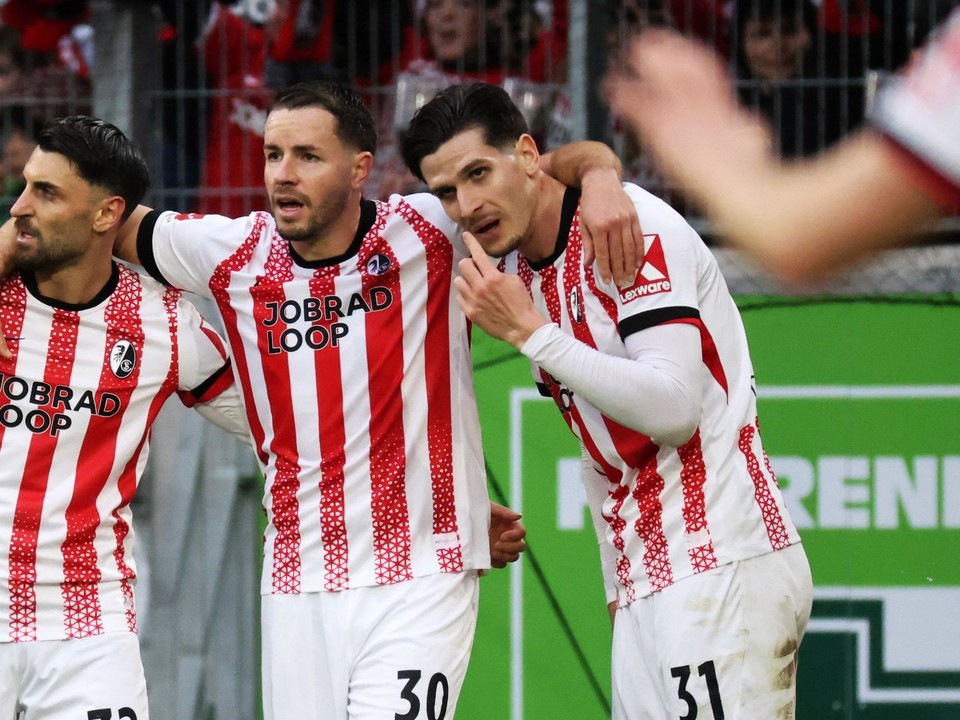 Hráč Freiburgu Igor Matanovič (vpravo) sa teší z gólu so spoluhráčmi.
