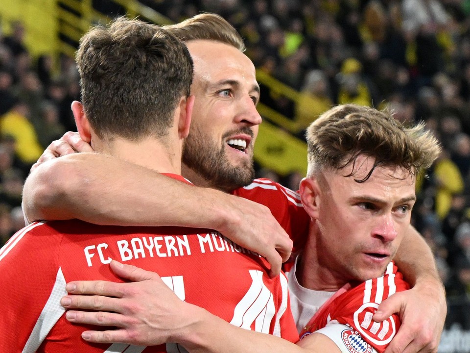 Hráč Bayernu Harry Kane (uprostred) oslavuje gól