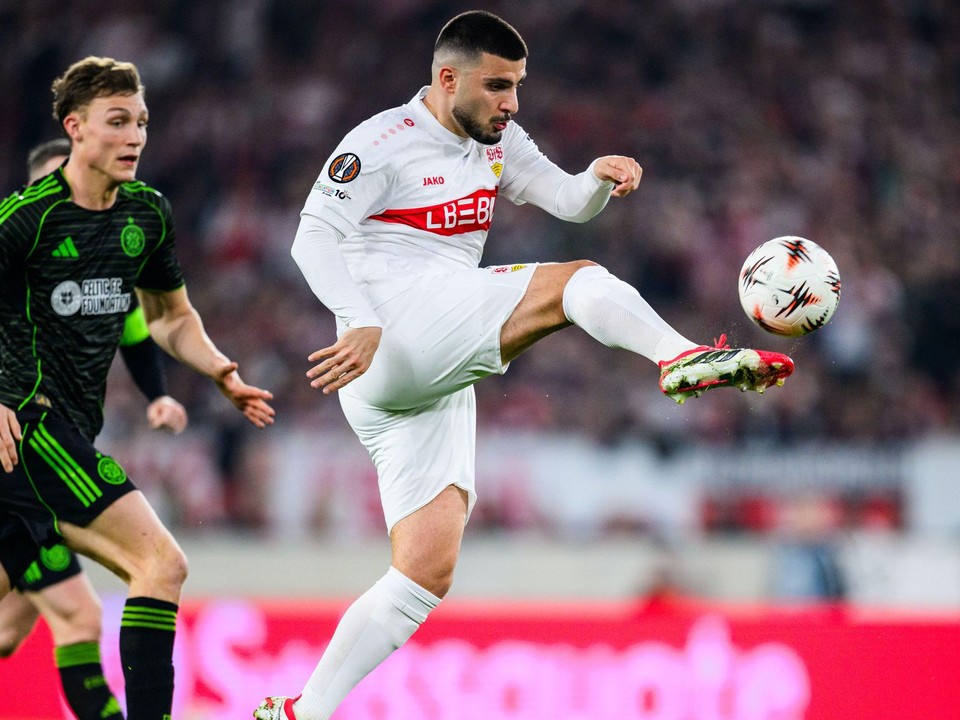 Futbalista Stuttgartu Deniz Undav (vpravo) s loptou počas odvetného zápasu play off o osemfinále Európskej ligy VfB Stuttgart - Celtic Glasgow.