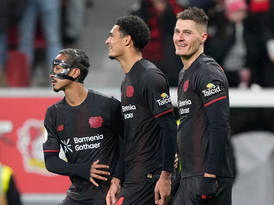 Patrik Schick sa teší so spoluhráčmi z gólu.